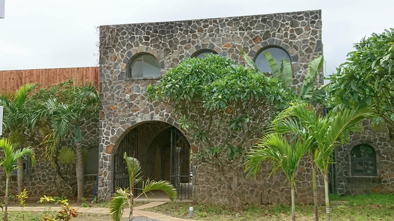 Hacienda Plaza Hotel Pereybere Beach Buitenkant foto