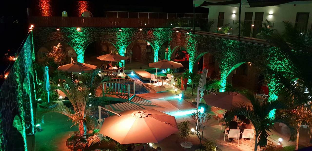 Hacienda Plaza Hotel Pereybere Beach Buitenkant foto